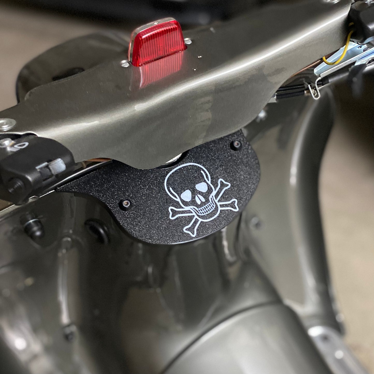 Schwalbe KR51 Armaturenblech "Skull"